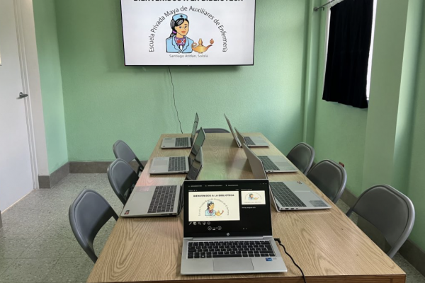 Biblioteca con Computadores Nuevas